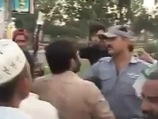 Brave Pathan beat Policeman and policeman run away