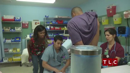 Il confond le tube de lubrifiant avec de la super glue