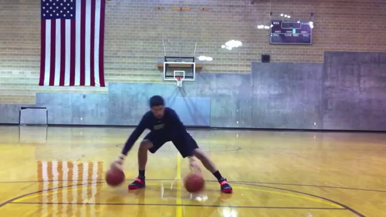 Devin Mehra fait une démonstration de dribbles à deux ballons