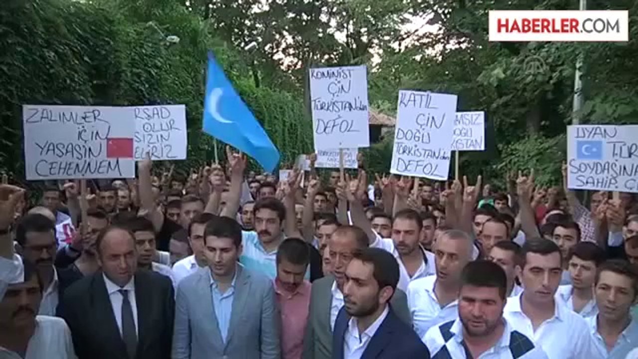 MHP ve Ülkü Ocakları İstanbul İl Başkanlıklarının üyeleri, Çin'in Doğu Türkistan'da uyguladığı şiddeti protesto etti