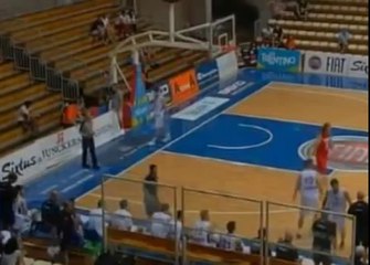 le début d'une histoire d'amour entre un panneau publicitaire et Kelly Olynyk