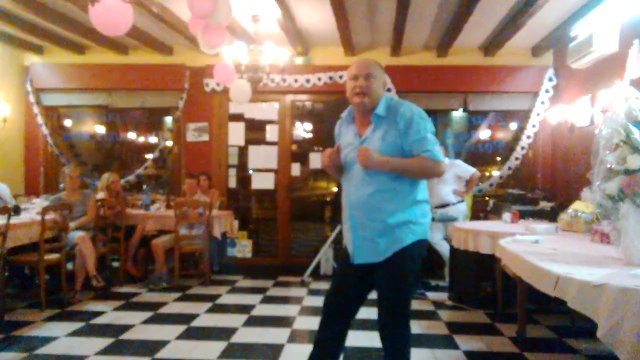 mon frere qui chante . elle voulait frequenter avec mi