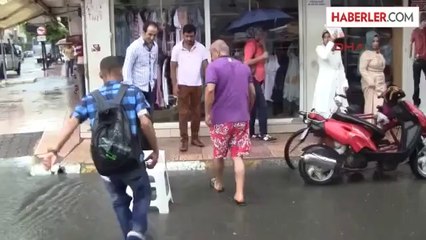 İskenderun'da Şiddetli Yağmur Caddeleri Göle Döndürdü