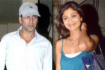 Exes Akshay-Shilpa's awkward interaction at a movie theatre