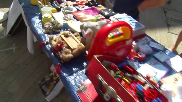 D!CI TV: vide-grenier des enfants sur la Place aux Herbes de Gap