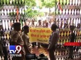 Congress protests inclusion of Dinanath Batra's books, Vadodara - Tv9 Gujarati
