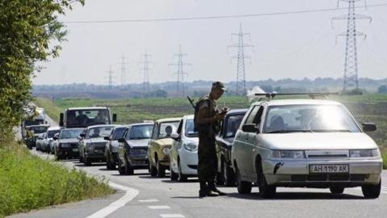Ukraine's civilians fleeing rebel-held Donetsk