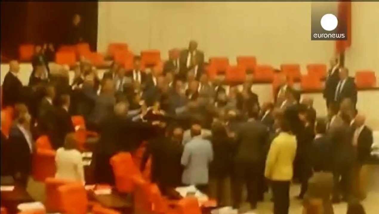Turchia: violenta scazzottata in parlamento