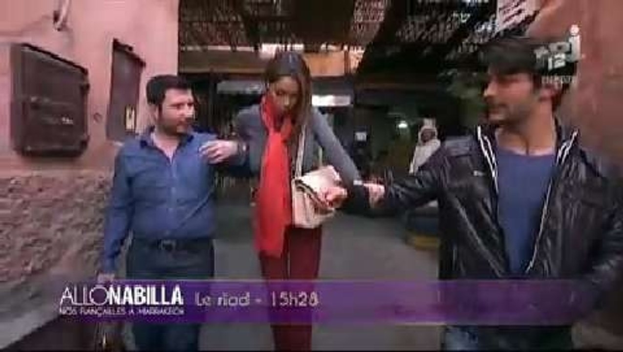 Nabilla a du mal avec ses hauts talons dans la médina de Marrakech