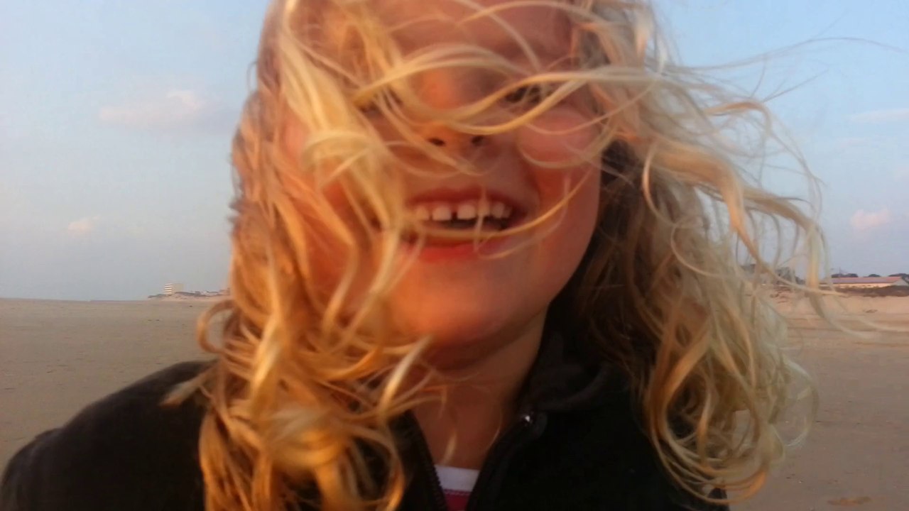 Seule sur le sable, les yeux du sable