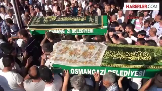 İkiz Kardeşini Gözyaşlarıyla Uğurladı