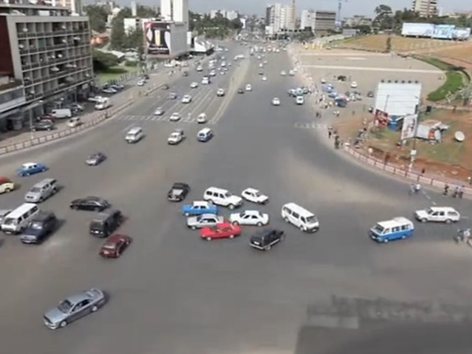 Drivers navigate chaotic intersection in Ethiopia