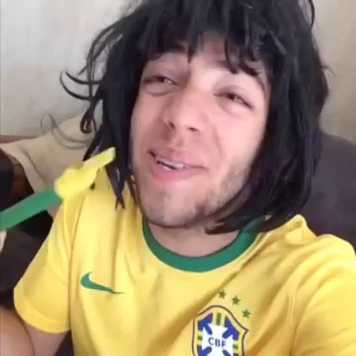 Menina_Burra_assistindo_jogo_que_E_doBrasil