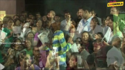 Akshay-Kumar-hands-over-Certificates-to-the-1st-Batch-Of-Women's-Self-Defence