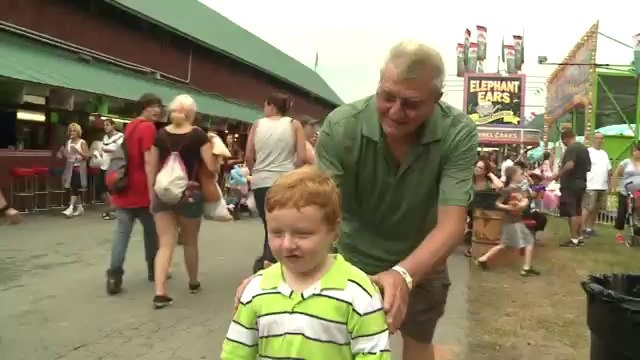 Un enfant adorable vole la vedette pendant une interview!