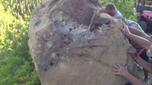 Pousser un rocher de plusieurs tonnes dans un ravin. Gros dégâts!
