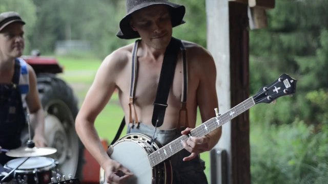 Thunderstruck Cover by Steve 'n' Seagulls [HD]
