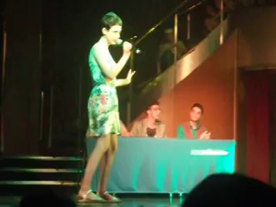 crucero souvereign, show de talentos: Tania cantando like a virgin de madonna