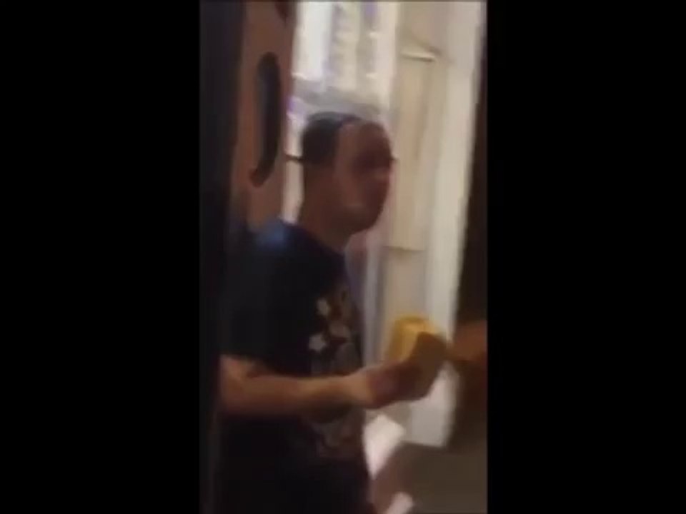 Bourré, il mange son kebab avec l'emballage
