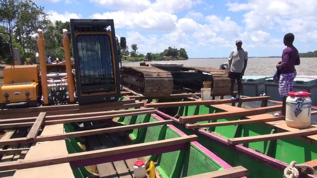 Chargement d'engins de chantier sur le Maroni