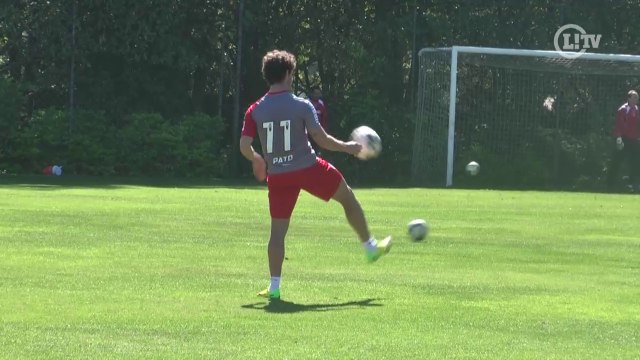 Que intimidade! Pato faz bonito no 'freestyle' em treino