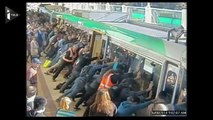 Australie :Des voyageurs basculent le métro pour sauver un homme