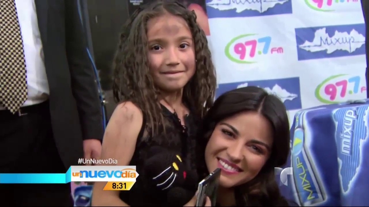 Maite Perroni en firma de autografos