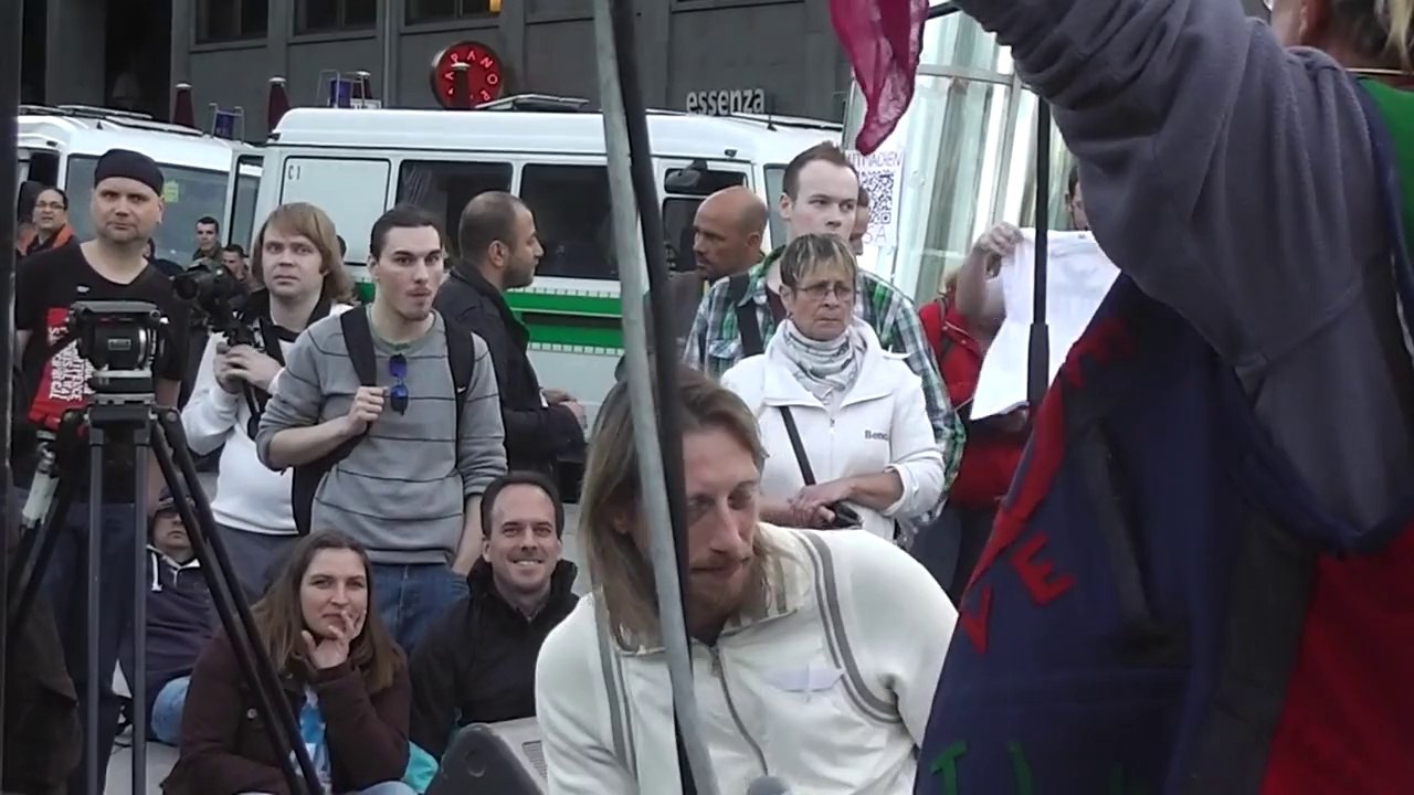 Mahnwache Berlin 23.06.2014 Lars Mährholz im Gespräch über Frieden, foodsharing uvm