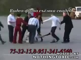 هجموا اهل العريس على اهل العروسة قتال في الشارع