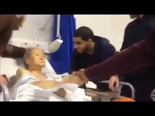 صيني على فراش الموت ينطق الشهادة .. مؤثر جدا