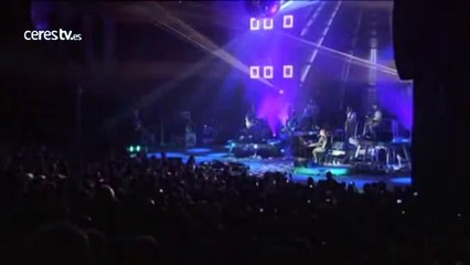 Un original James Blunt sorprende en Cap Roig con una llamativa puesta en escena