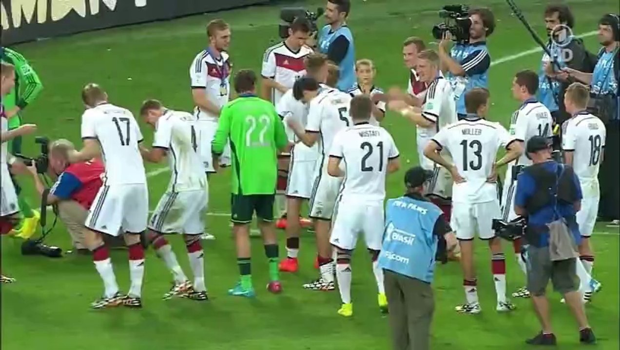 Shkodran Mustafi celebra su fichaje por el VCF