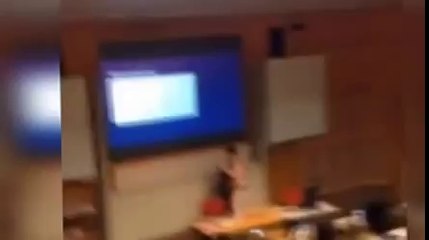 Il fait un strip-tease pour attirer l'attention de ses élèves