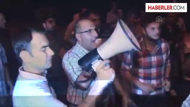Elektrik kesintilerine tepki gösteren çiftçiler yol kapattı -