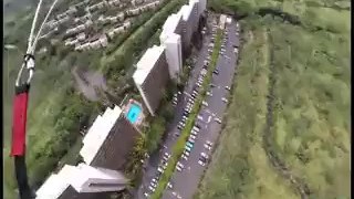 Dunya News - Paraglider’s jumping between buildings video goes viral
