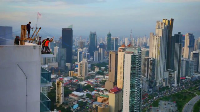 Plus haute et longue tyrolienne du monde! En haut d'un gratte-ciel!