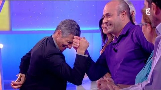 Concours de bras de fer entre Nagui et un candidat