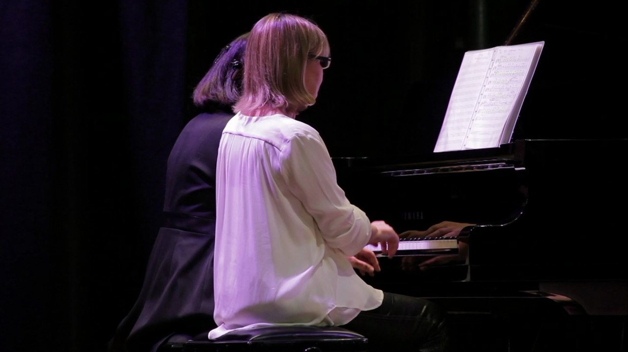 Isabelle STELLA et ses élèves en concert à Paris, mairie du 9ème, autour de 2 pianos