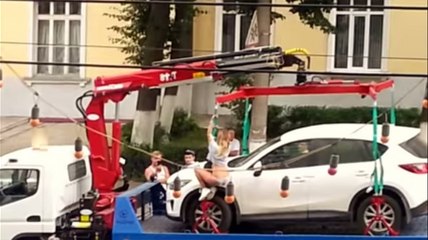 Elle fait un strip-tease pour éviter la fourrière !