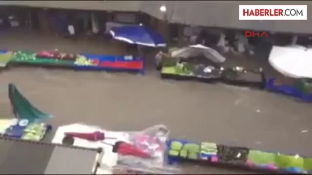 Tekirdağ Semt Pazarını Sel Denize Sürükledi