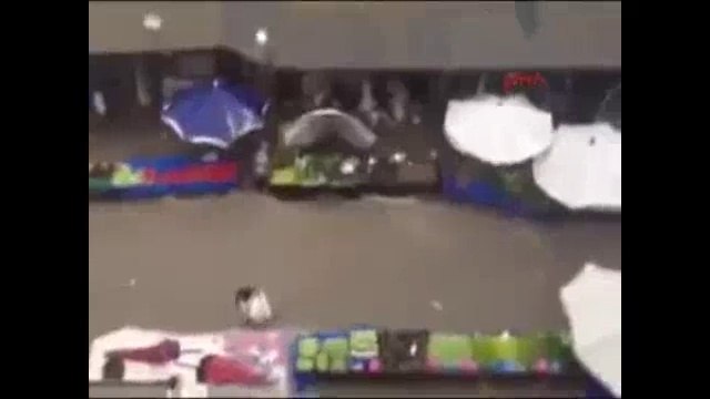 Semt pazarını sel denize sürükledi