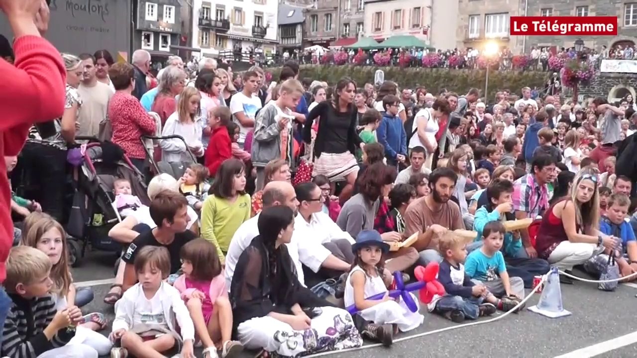 Morlaix. Bel été : au sommet d'un mat, perché sur un piano