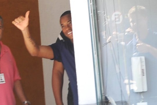 Ele voltou! Robinho chega à Vila para anúncio no Santos