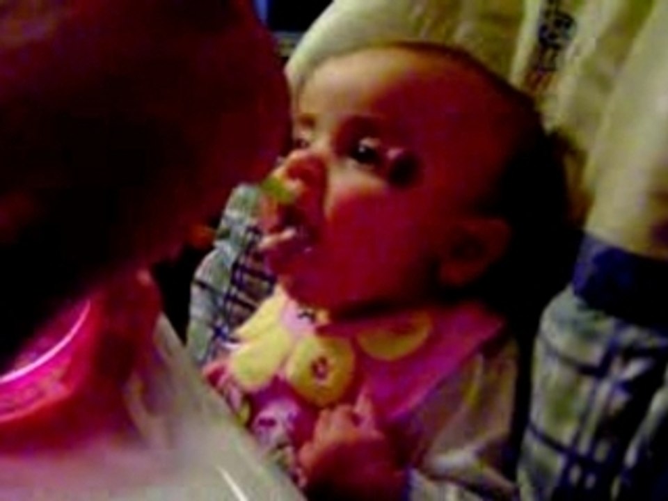 Charlie dans sa chaise-haute