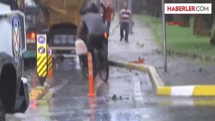 Zeytinburnu'nda Göle Dönen Yolda Araçlar Mahsur Kaldı 2