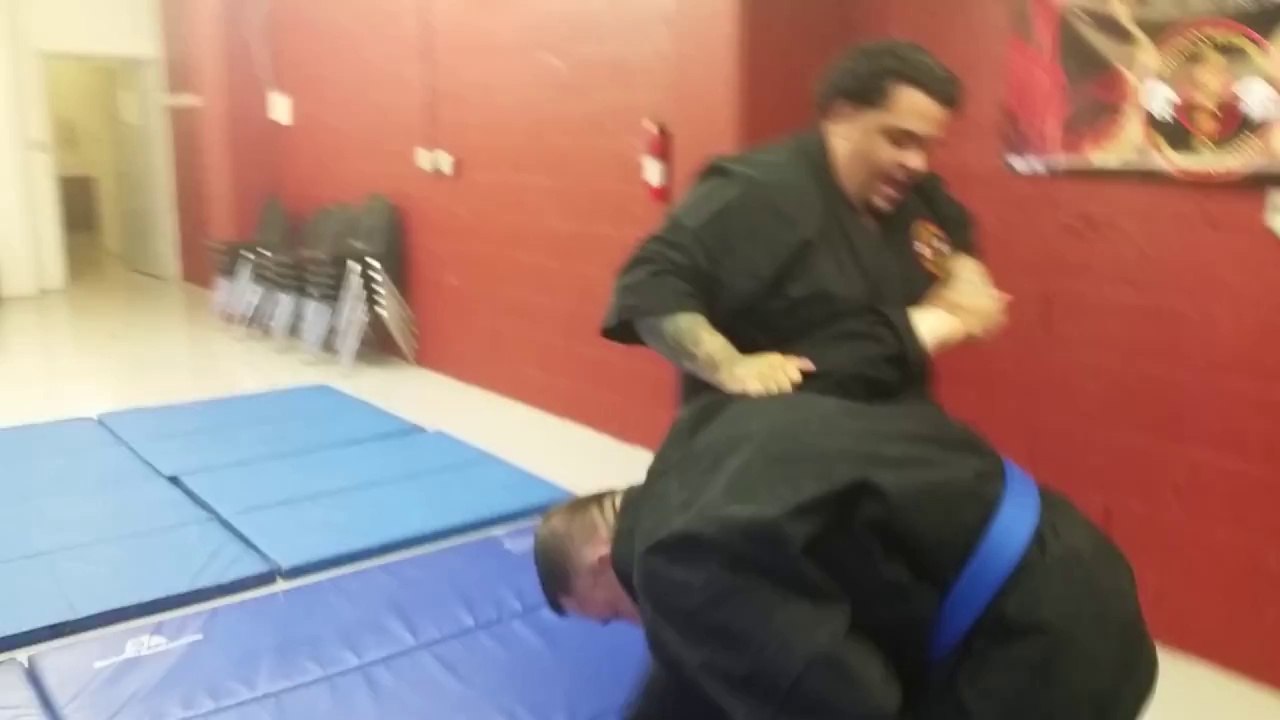 Shishikan_defending_hook_attack