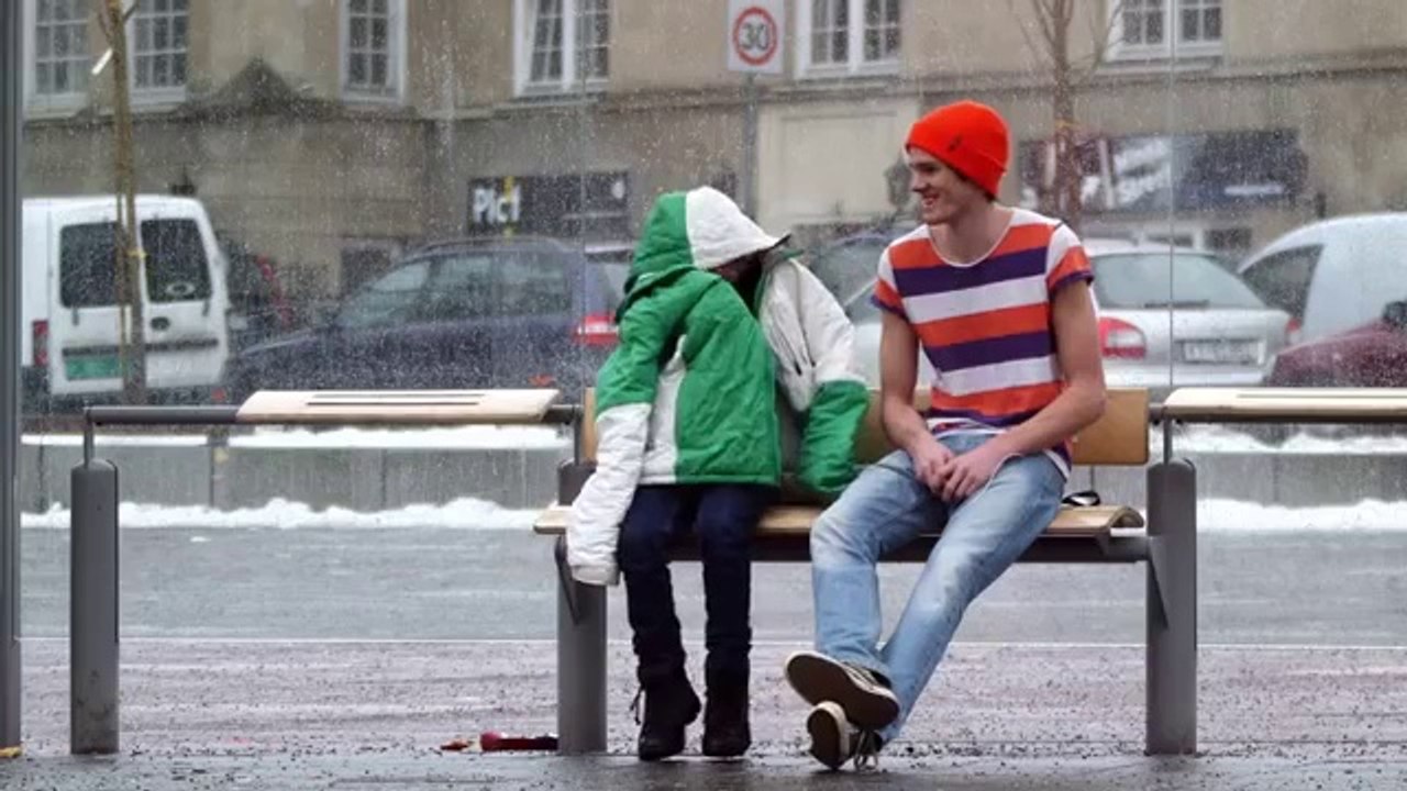 Un enfant qui a froid sous l'abris bus (caméra cachée)