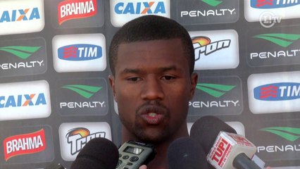 Lateral comemora a sequência e chance dada por Adilson