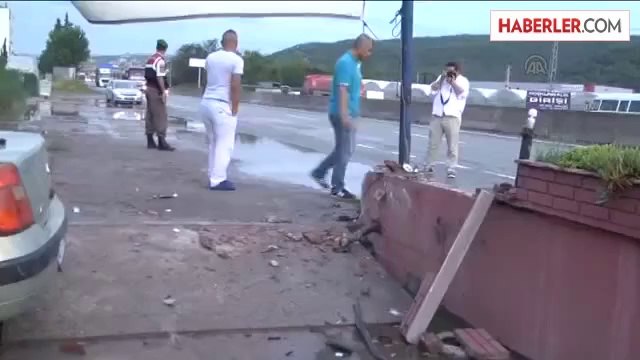 Otomobil, bahçe duvarına çarptı: 2 ölü, 3 yaralı -