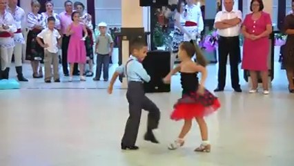 minik kızın enteresan dans performansı